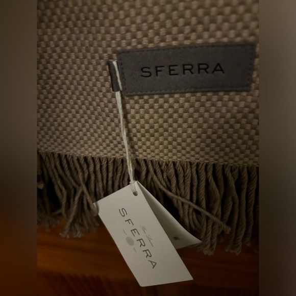 SFERRA
Bristol Throw - Picture 5 of 7